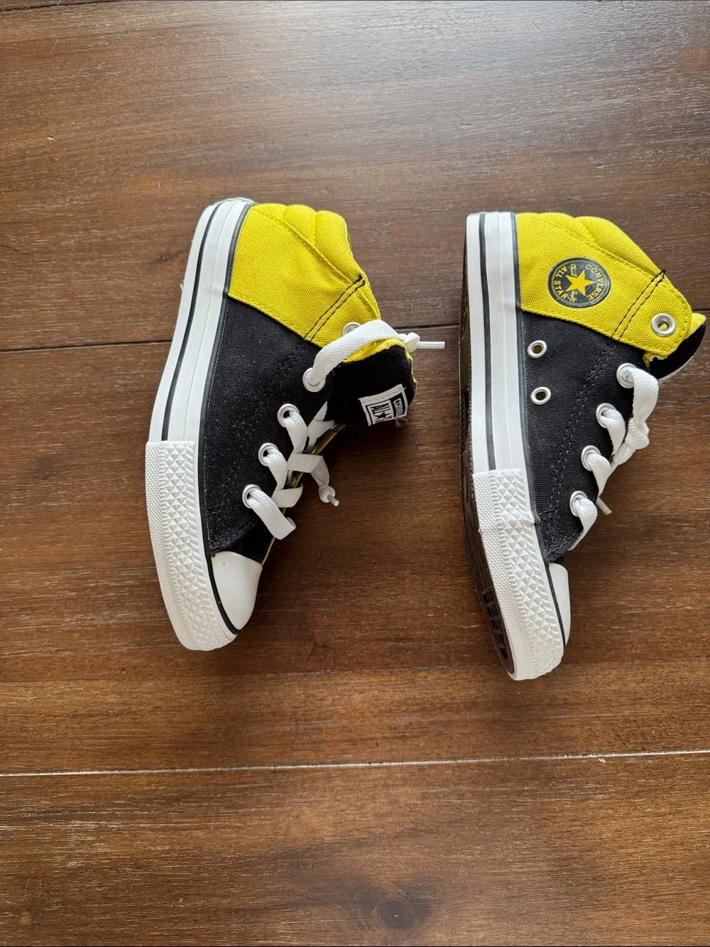 New size 2 Converse Chuck Taylor Converse All Star Axel mid-top sneaker